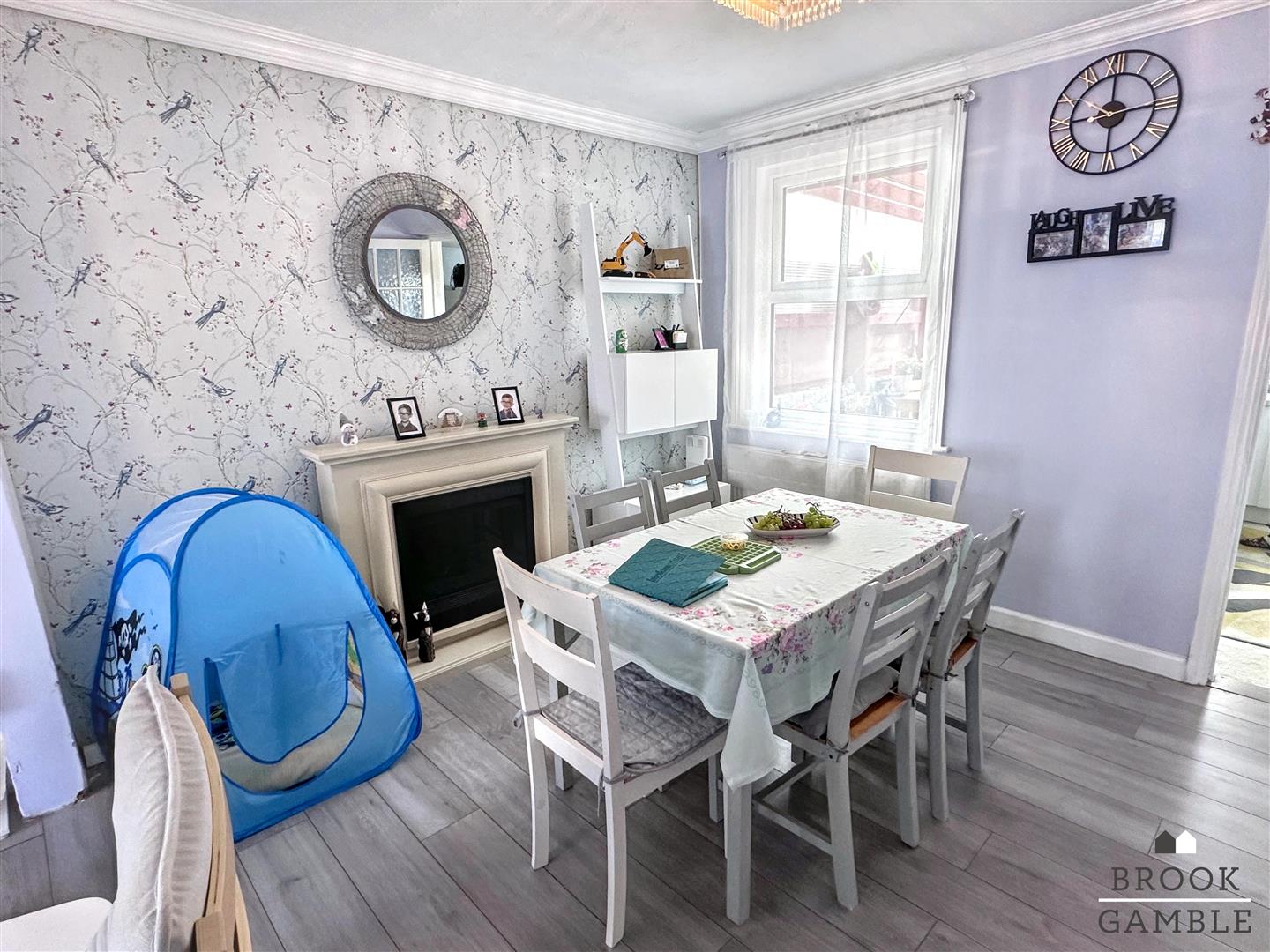 3 Bedroom House - Mid Terrace. Bourne Street in Eastbourne,  6